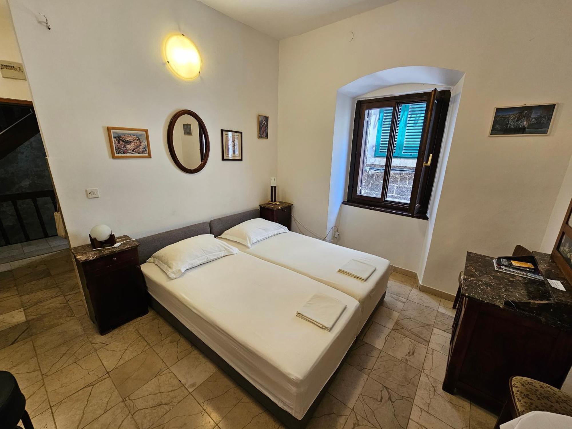 Center Room D16 In The Ancient Roman Palace Split Bagian luar foto