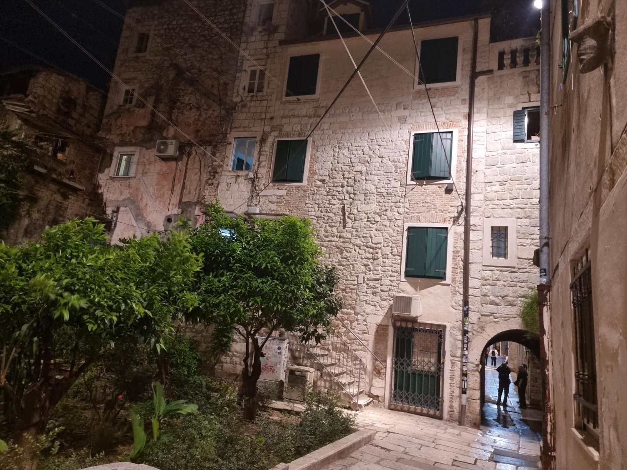 Center Room D16 In The Ancient Roman Palace Split Bagian luar foto
